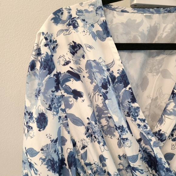 SHEIN : Floral Blue and White Women's Dress - Picture 3 of 8